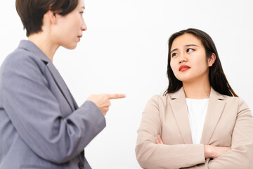 ビジネススーツを着た2人の女性　ビジネスイメージ