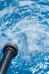 Schwimmbecken mit Wasser füllen