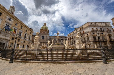 Obraz premium PALERMO, ITALY, JUNE 15, 2023 - View of Pretoria fountain in Pretoria square in the historic center of palermo, Sicily, Italy