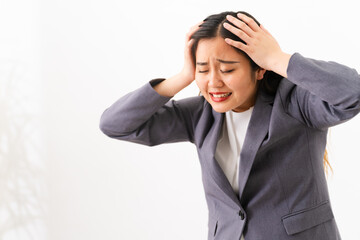 ビジネススーツを着ている若い女性　ビジネスイメージ