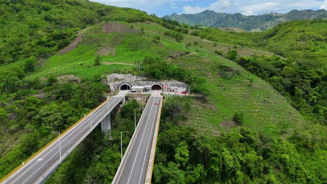 Video a&eacute;reo cerca a la Quebrada Sinifan&aacute; en el que observa un trayecto de la nueva v&iacute;a conocida como "Conexi&oacute;n Pac&iacute;fico" que comunica a Medell&iacute;n con el municipio de La Pintada