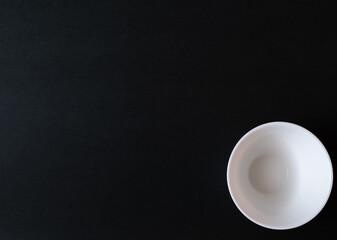 黒い背景に白いコーヒーカップ