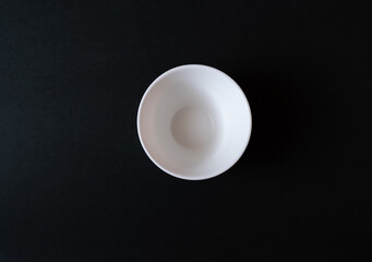 黒い背景に白いコーヒーカップ