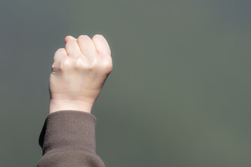 拳を握るポーズ