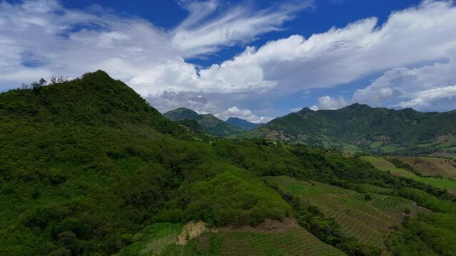  Video a&eacute;reo cerca a Bolombolo  en el que observan las monta&ntilde;as del suroeste de Antioquia que cubren el T&uacute;nel de Mulatos

