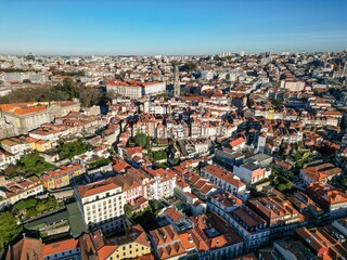 Obraz premium metropolitan cityscape featuring Clerigos Tower and vibrant red-tiled roofs in Portugal, Porto