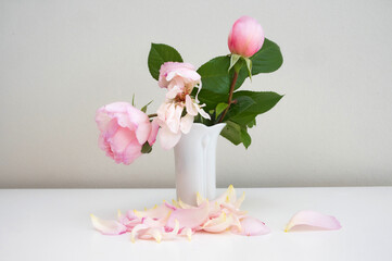 Blumenvase mit verwelkter Rose © Peter Allgaier
