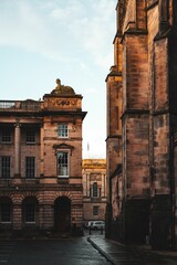 Obraz premium Idyllic scene of a city street bathed in golden sunlight in Edinburgh, Scotland.