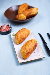 Appetizing Peruvian stuffed potato, accompanied by an onion and tomato salad.