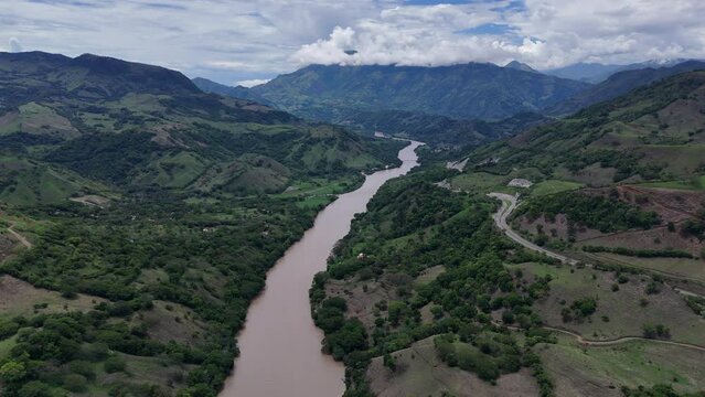 Video a&eacute;reo cerca a Bolombolo en el que observan el r&iacute;o Cauca en el suroeste de Antioquia cerca a Pe&ntilde;a Lisa  y al T&uacute;nel de Mulatos