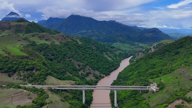 Video a&eacute;reo cerca a Bolombolo en el que observan el r&iacute;o Cauca en el suroeste de Antioquia cerca a Pe&ntilde;a Lisa  y al T&uacute;nel de Mulatos