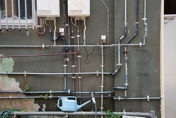 複雑に配管された水道パイプ