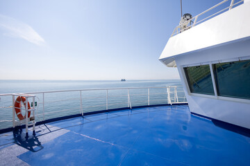 Obraz premium Boat looking out to the horizon of a tranquil sea