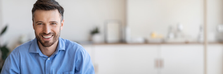 Obraz premium Modern Businesswoman Portrait. Young Black Woman Sitting At Workplace In Office And Smiling At Camera, Copy Space, Web-banner