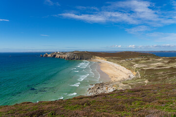 L'anse de Pen Hat, sur la presqu'île de Crozon en Bretagne, présente une plage superbe aux eaux turquoise éclatantes.