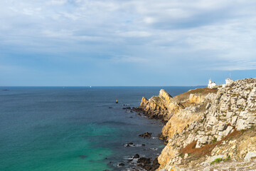 La falaise de la pointe du Toulinguet se dresse fièrement, surplombant les eaux turquoise de la mer d'Iroise, créant un paysage côtier à couper le souffle.