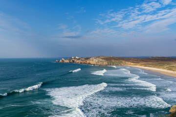 La vue panoramique sur la plage de Pen Hat dévoile la splendeur de la mer d'Iroise, avec ses eaux turquoises et l'écume blanche qui se mêle aux vagues, créant un tableau saisissant de beauté naturelle