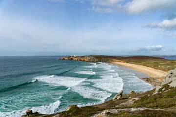 La pointe du Toulinguet, dans l'anse de Pen Hat, surplombe une grande plage de sable aux eaux turquoise et écumes blanches.