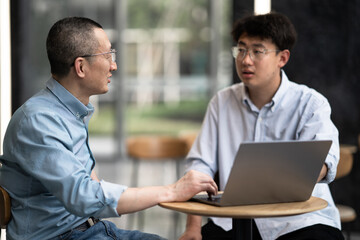 Obraz premium businessman coworking in lobby