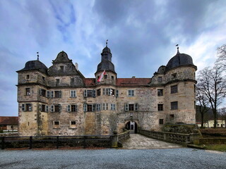 Das Wasserschloss Mitwitz bei bewölktem Himmel..Mitwitz, Kronach,Oberfranken, Bayern, Deutschland,