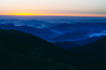 Obraz premium Beautiful sunrise with clouds below in Carpathian mountains, Chornogora