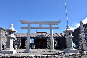 富士山頂に鎮座する浅間大社奥宮（富士宮ルート）