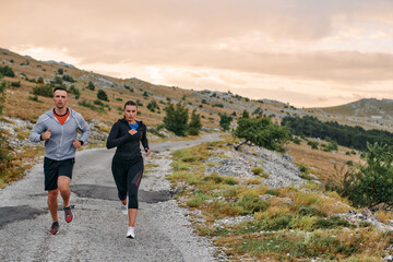  A Couple's Energizing Morning Run in the Mountains