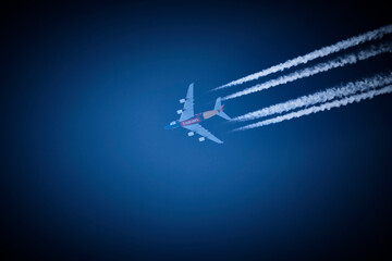 Ein Verkehrsflugzeug der Fluggesellschaft Emirates hinterlässt am strahlend blauen Himmel...