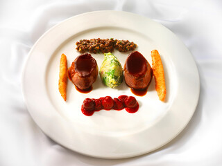 ZarterRehrücken m.Balsamico u. Wirsing m. Schupfnudeln, Wild, Rehrücken, Schupfnudeln, fine dining, Balsamicojus, 