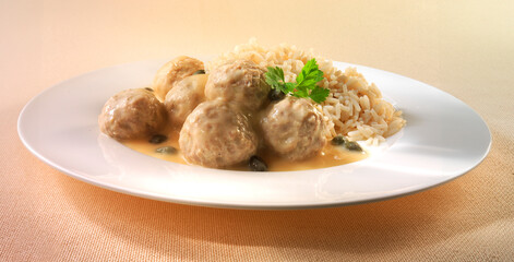 Königsberger Klopse, Fleischbällchen, Kapern, Sauce, Sauerkraut,