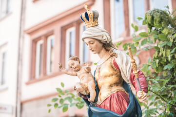 Heiligenfigur Maria mit Kind mit Zepter und Krone  vor Häuserkulisse  in Villingen an Fronleichnam