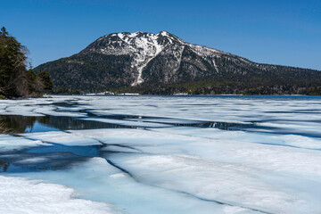 春の尾瀬沼に映る燧ケ岳
