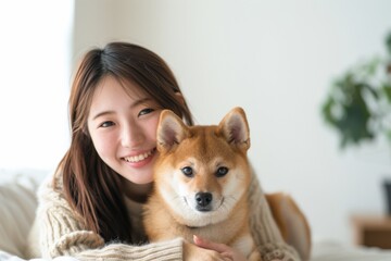 犬と一緒の笑顔の日本人女性（愛犬・ペット・家族・散歩・飼い主）