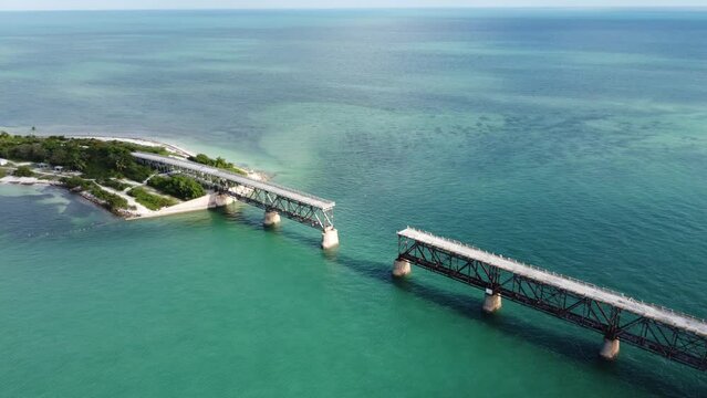 Vue a&eacute;rienne professionnel au drone du pont des Keys avec bateau et eau turquoise, Floride, USA
