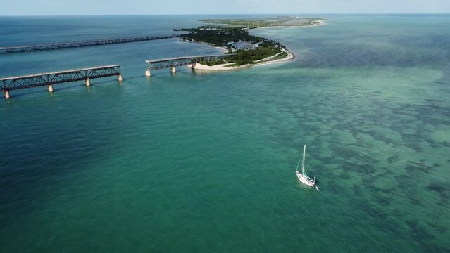 Vue a&eacute;rienne professionnel au drone du pont des Keys avec bateau et eau turquoise, Floride, USA
