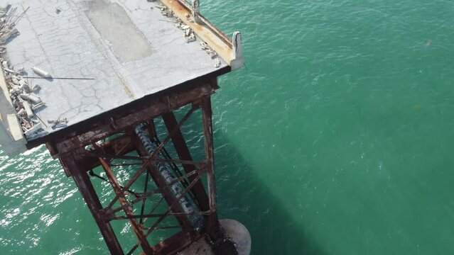 Vue a&eacute;rienne professionnel au drone du pont des Keys avec bateau et eau turquoise, Floride, USA
