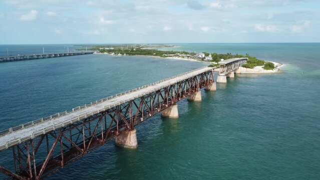 Vue a&eacute;rienne professionnel au drone du pont des Keys avec bateau et eau turquoise, Floride, USA
