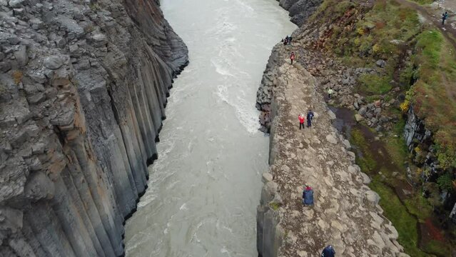 Vue a&eacute;rienne immersive de la vall&eacute;e Stu&eth;lagil avec rivi&egrave;re et roche volcanique, Islande