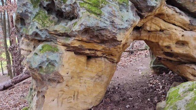 Das Felsenschloss bei Burgkunstadt ist ein nat&uuml;rlich entstandener Natursteinbogen. Die Felsformation ist durch Erosion entstanden, also ein beeindruckendes Naturwunder. Burgkunstadt, Lichtenfels, Ober
