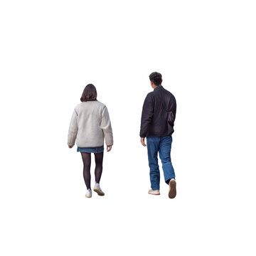 jeune couple vu de dos marchant ensemble, chaudement v&ecirc;tus par une journ&eacute;e ensoleill&eacute;e