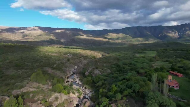 Paisaje de valle monta&ntilde;oso un dia con el cielo nublado. Monta&ntilde;as y bosque vista panoramica de dron. Sierras Grandes, Traslasierra, Nono, C&oacute;rdoba, Argentina, Latinoamerica. 