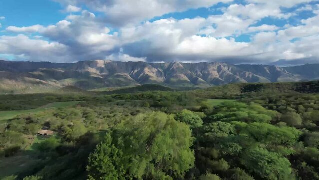 Paisaje de valle monta&ntilde;oso un dia con el cielo nublado. Monta&ntilde;as y bosque vista panoramica de dron. Sierras Grandes, Traslasierra, Nono, C&oacute;rdoba, Argentina, Latinoamerica. 