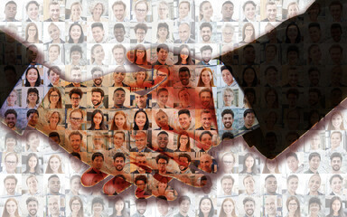 Geschäftsleute geben sich die Hand über Collage aus Mitarbeiter Portraits