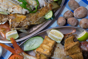 Bandejas con pescado frito y papas en Canarias