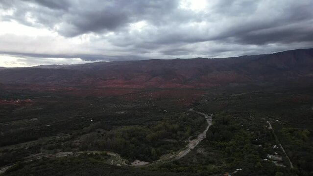 Paisaje de valle monta&ntilde;oso un atardecer. Monta&ntilde;as y bosque vista panoramica de dron. Sierras Grandes, Traslasierra, Nono, C&oacute;rdoba, Argentina, Latinoamerica. 