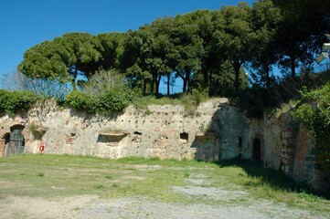 Interno del castello dei Medi situato al centro di Livorno. Con ami spazi di verde e  vedute sulla città .