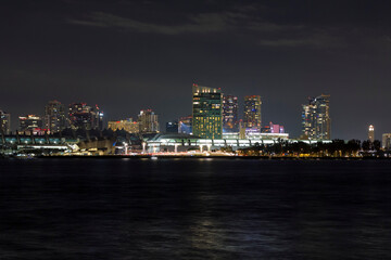 Obraz premium the iconic and breathtaking skyline of San Diego downtown at night. With a thousand lights on the big Towers