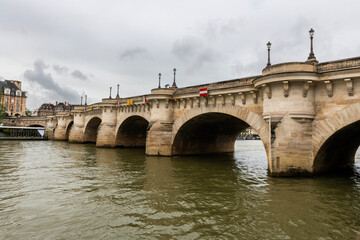 Fototapeta premium vue des quais de Seine au niveau de l'île de la Cité à Paris en France en Europe
