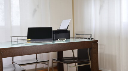 Tavolo in ufficio con computer e stampante. Parte di una serie.