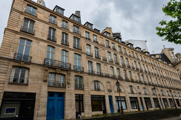 Obraz premium Des immeubles anciens dans une rue du centre de Paris en France